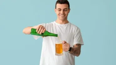 É possível evitar a ressaca intensa com algumas orientações práticas (Imagem: Pixel-Shot | Shutterstock)