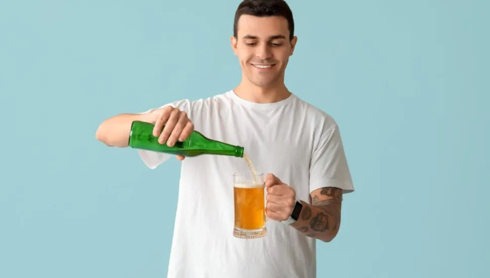 É possível evitar a ressaca intensa com algumas orientações práticas (Imagem: Pixel-Shot | Shutterstock)