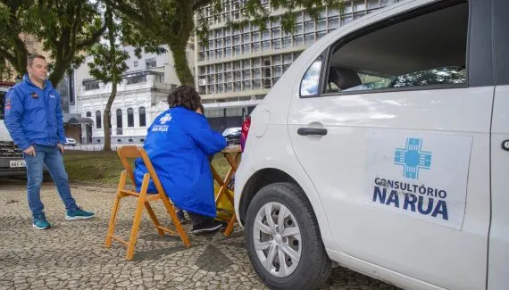Consultório na Rua atende na Praça Santos Andrade nesta segunda