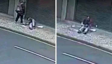 Após a ação, o agressor se afasta. Em poucos segundos, o homem incendiado se debate para tentar apagar as chamas.