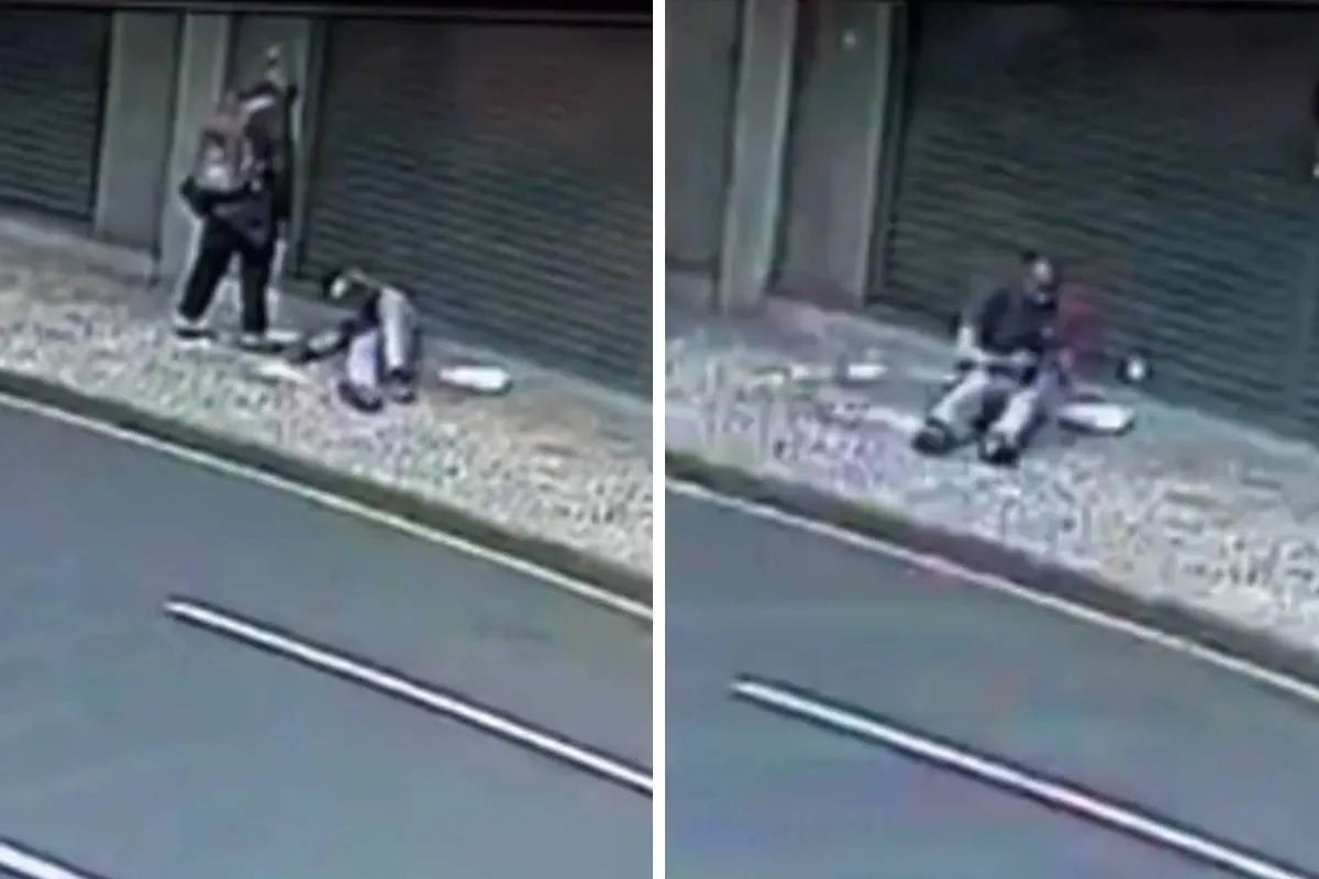 Após a ação, o agressor se afasta. Em poucos segundos, o homem incendiado se debate para tentar apagar as chamas.