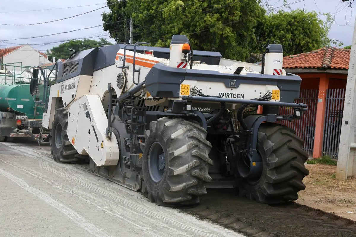 Imagem mostra uma obra de asfalto de grande porte em andamento de Curitiba.