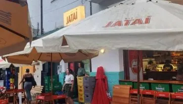 Imagem mostra a fachada do bar Jataí, em Curitiba,