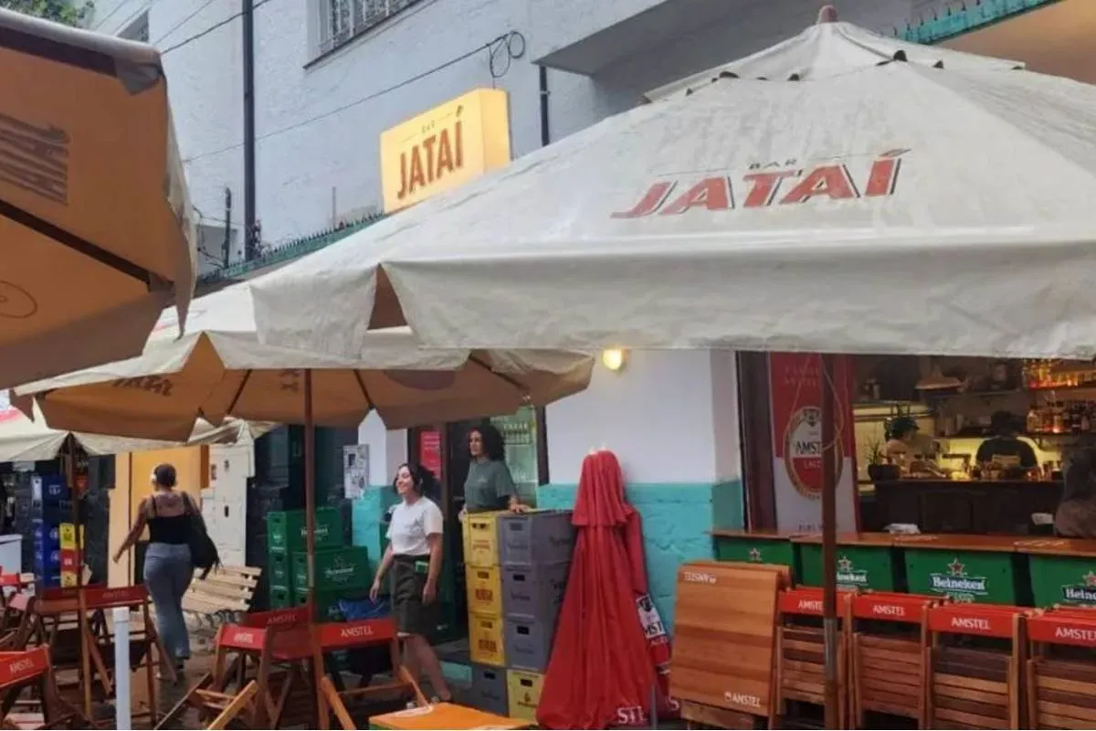 Imagem mostra a fachada do bar Jataí, em Curitiba,