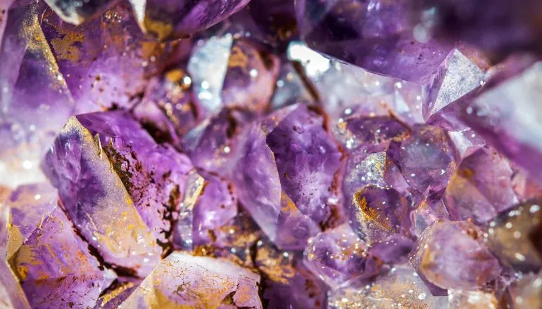 Imagem mostra uma pedra ametista.