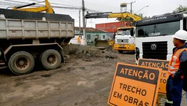 Imagem mostra uma obra sendo realizada em Curitiba.