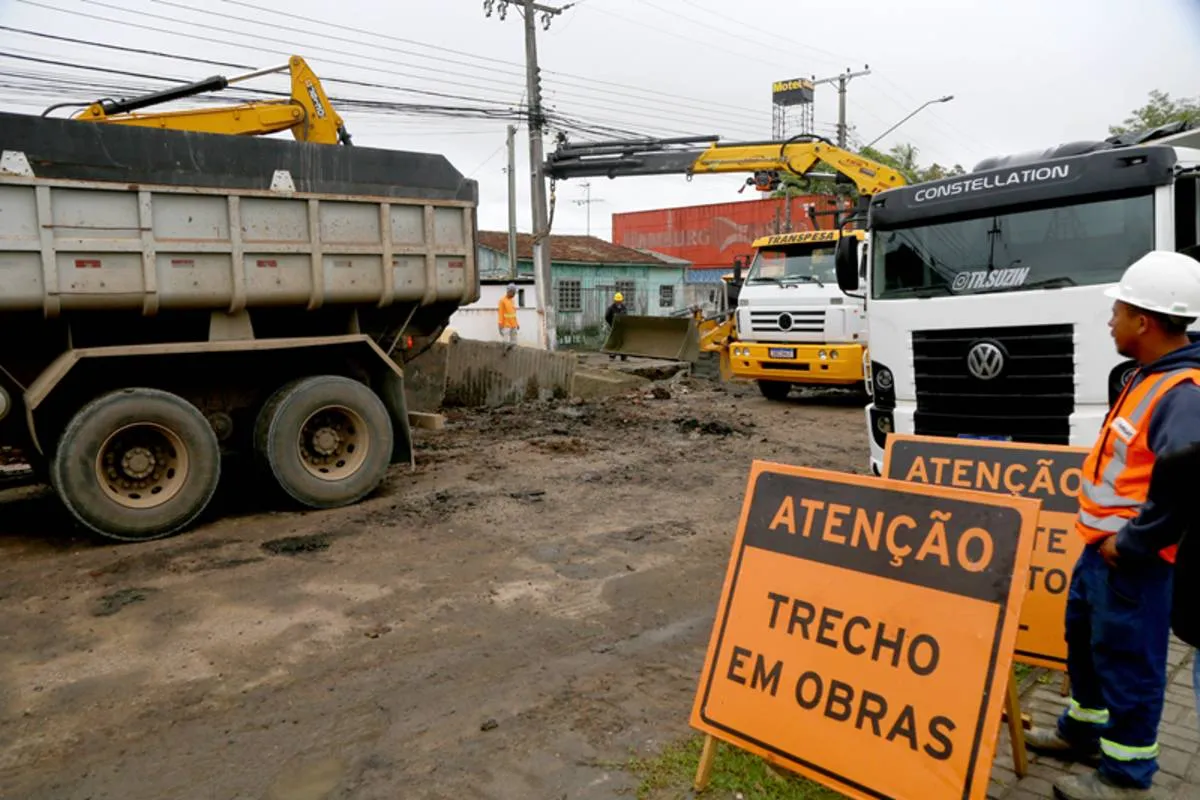 Imagem mostra uma obra sendo realizada em Curitiba.