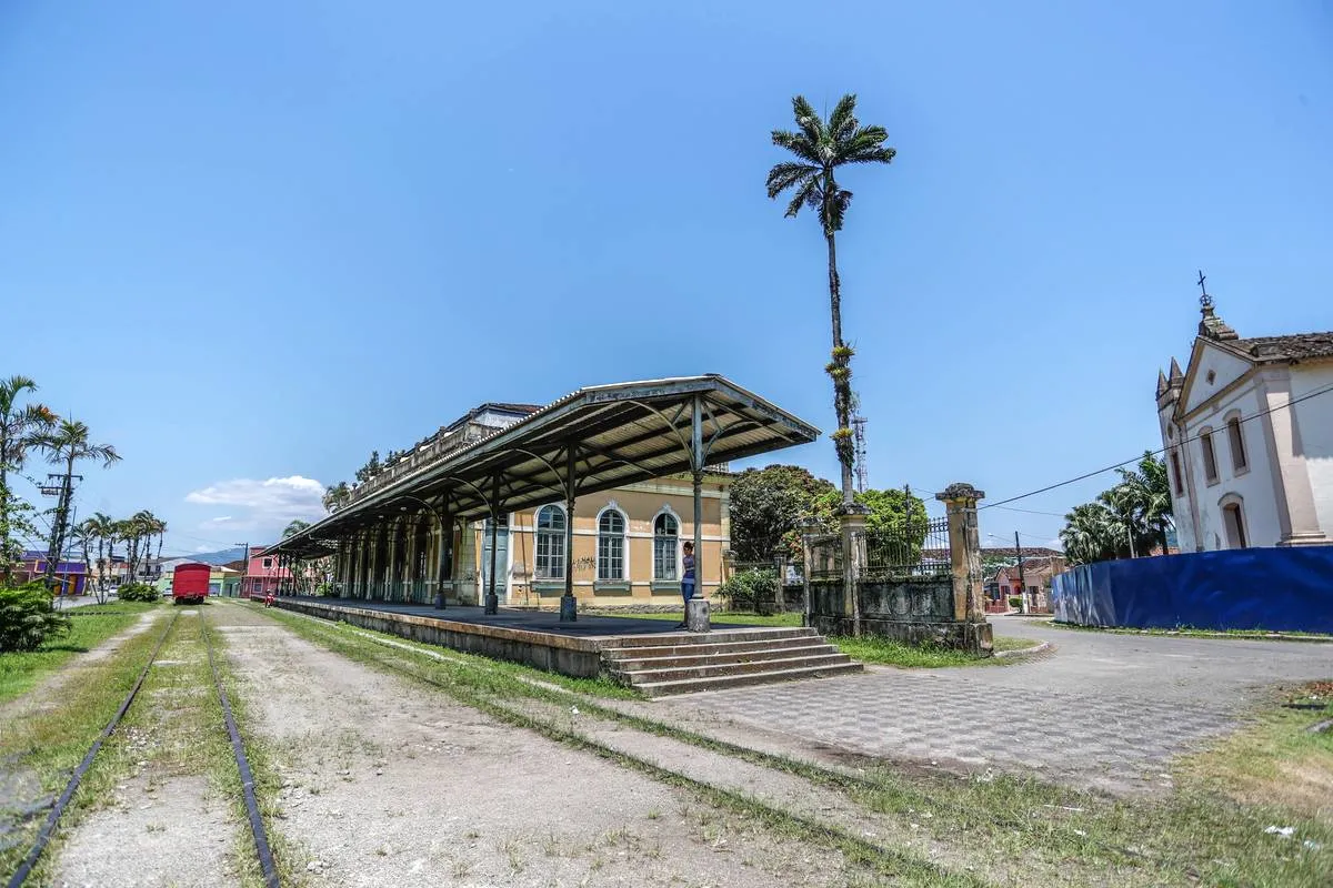 Imagem mostra a Ferroviária de Antonina, no Litoral do Paraná.