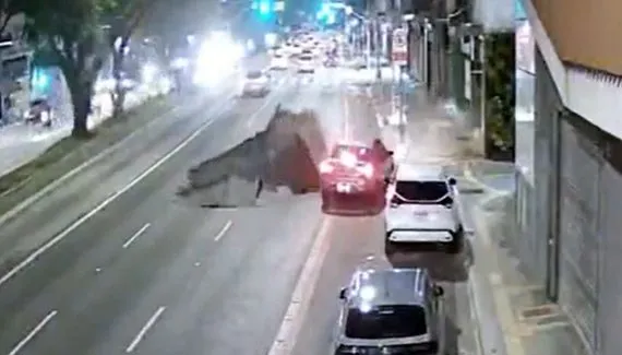 Explosão abre grande buraco em movimentada rua de São Paulo