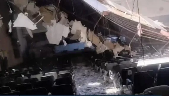 Teto de igreja desaba no Centro de Londrina