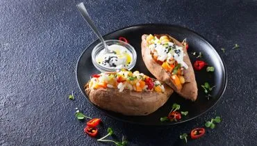 Batata-doce recheada com vegetais (Imagem: Mila Bond | Shutterstock)