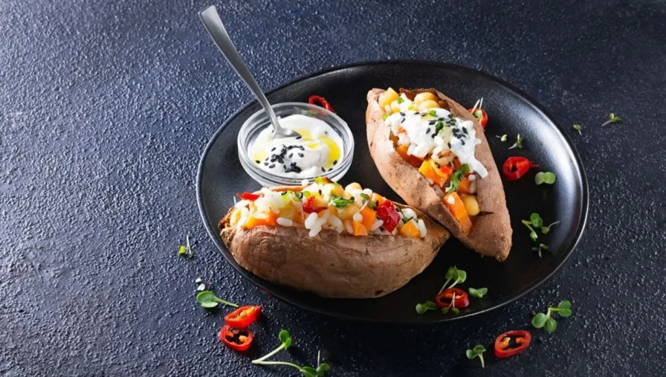 Batata-doce recheada com vegetais (Imagem: Mila Bond | Shutterstock)