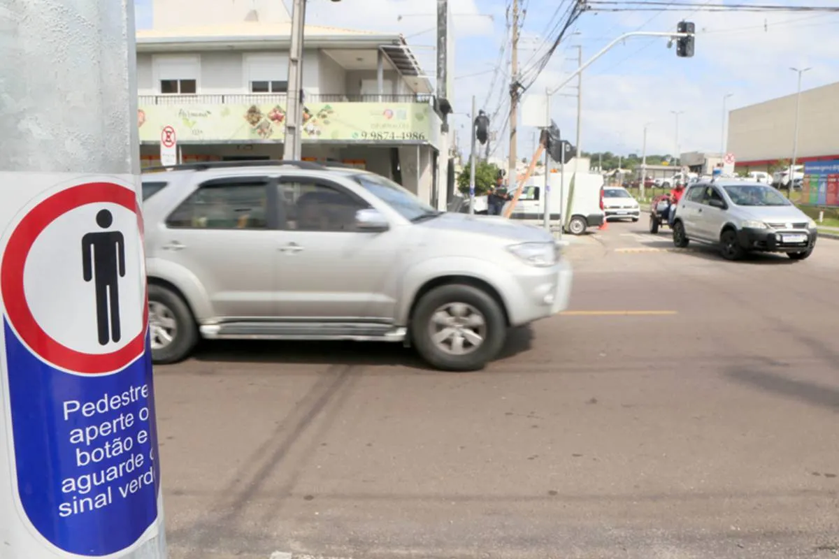 Novo semáforo no cruzamento das ruas Nova Esperança e Celeste Tortato Gabardo, no Sítio Cercado.