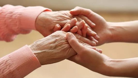 Cuidadores de idosos podem receber bolsa de R$ 810 no Paraná; como solicitar