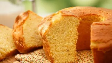 Bolo de fubá com coco (Imagem: diogoppr | Shutterstock)