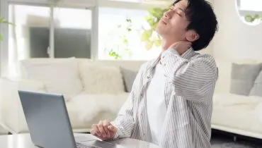 O cuidado começa quando o estalo passa a ser frequente, forçado ou acompanhado de dor (Imagem: mapo_japan | Shutterstock)