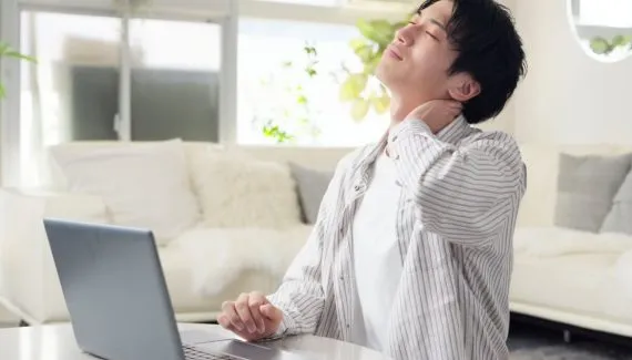 Estalar o corpo faz mal? Entenda quando o hábito merece atenção