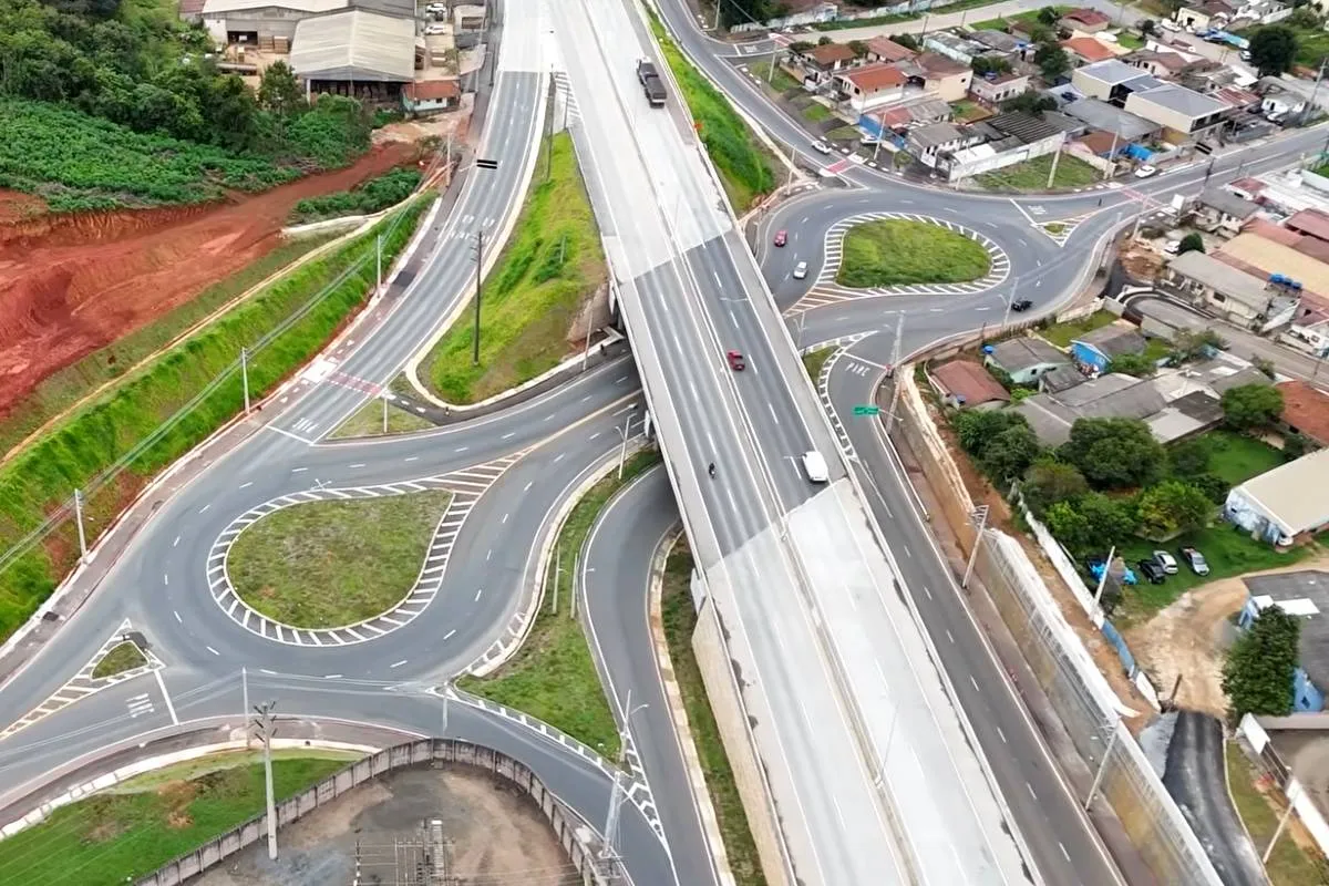 Imagem aérea mostra um novo trecho da Rodovia dos Minérios.