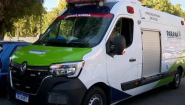 Imagem mostra uma ambulância furtada em um hospital de Curitiba.