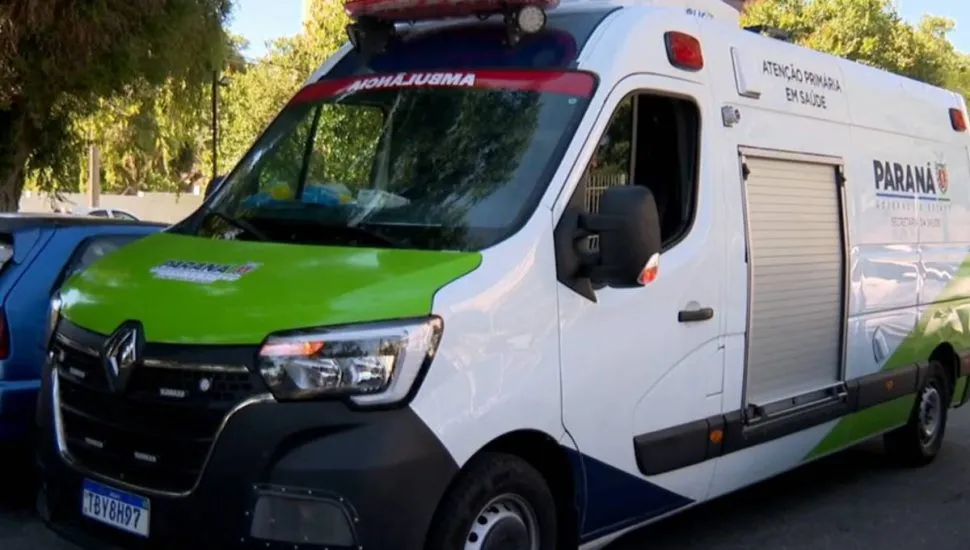 Imagem mostra uma ambulância furtada em um hospital de Curitiba.