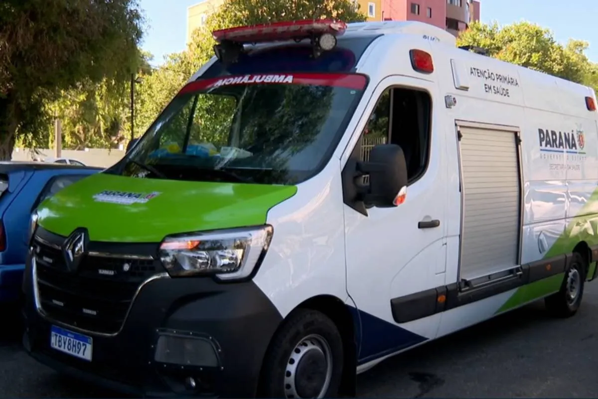 Imagem mostra uma ambulância furtada em um hospital de Curitiba.