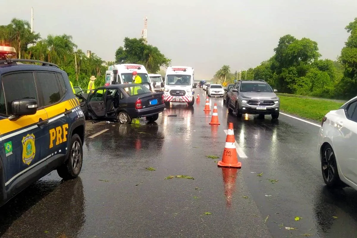 Imagem mostra um acidente de trânsito na BR-277