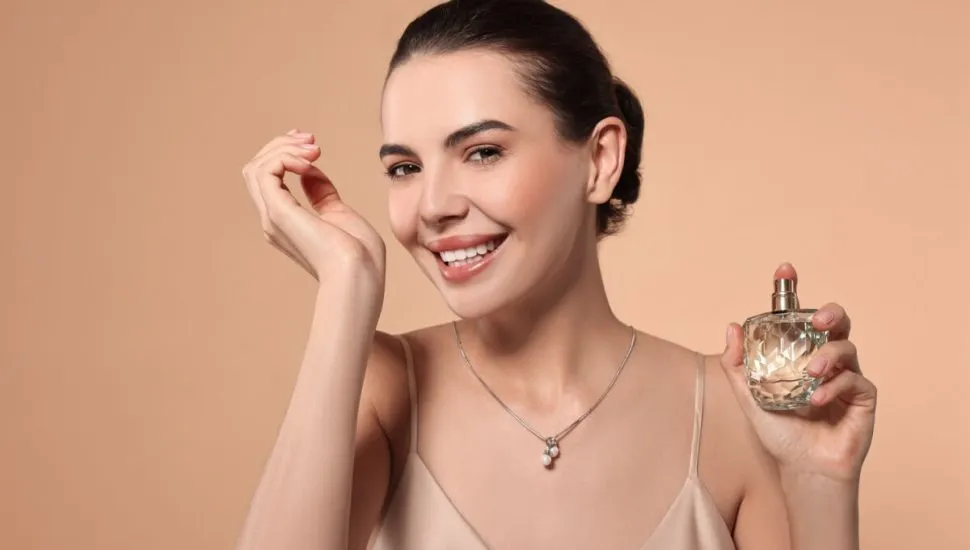 Os perfumes árabes podem ser leves, elegantes e usados no dia a dia (Imagem: New Africa | Shutterstock)