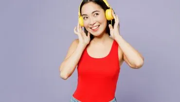 Necessidade de aumentar constantemente o volume da TV ou presença de zumbido pode indicar sinais iniciais de perda auditiva (Imagem: ViDI Studio | Shutterstock)