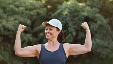 Busca por braços definidos aumenta entre as mulheres, tanto nas academias quanto nos consultórios (Imagem: Amandolate | Shutterstock)