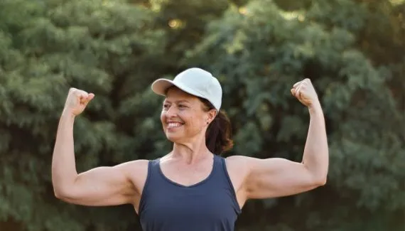 Braços femininos fortes e definidos: 4 estratégias para alcançar mais músculos