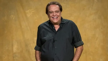 Dennis Carvalho construiu uma carreira longa e influente na dramaturgia, atuando em múltiplas funções e inspirando gerações (Imagem: Reprodução digital | João Cotta | TV Globo)