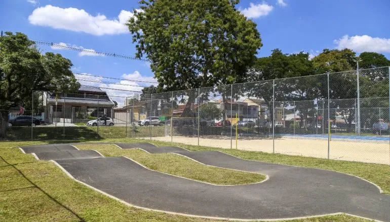 Imagem mostra uma pista para uso de bicicletas infantis.