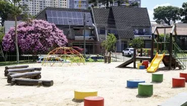 Imagem mostra uma nova praça em Curitiba.