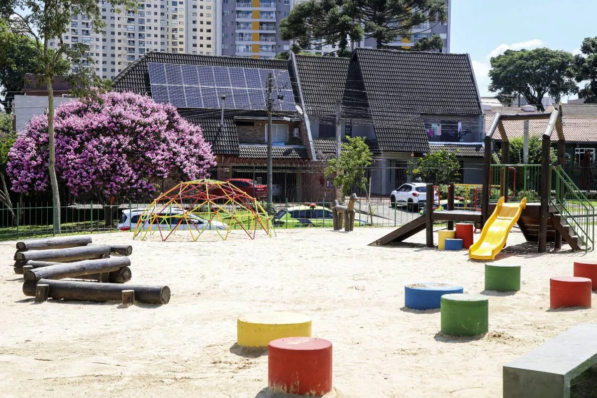 Imagem mostra uma nova praça em Curitiba.