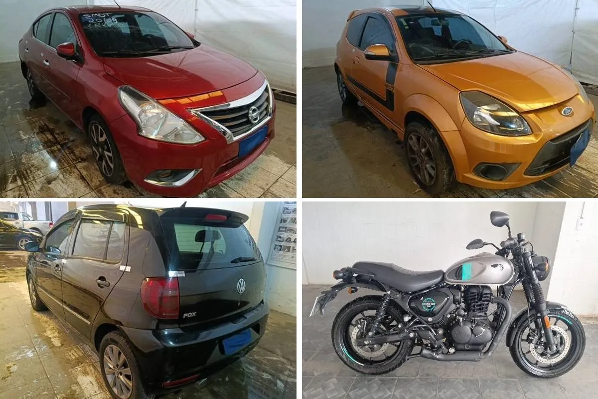Imagem mostra uma montagem com três carros (Um Versa vermelho, um Ká laranja e um Fox preto) e uma moto.