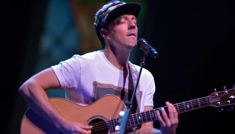 Jason Mraz encanta Curitiba com show íntimo e vibrante