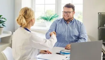 Influenciada por fatores hormonais, genéticos, emocionais e socioeconômicos, a obesidade é uma doença crônica que precisa de acompanhamento profissional (Imagem: Studio Romantic | Shutterstock)