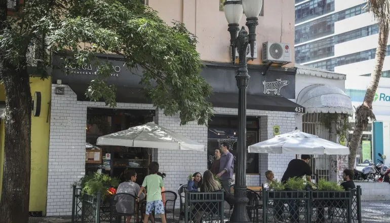 Curitiba regulamenta uso de mesas e cadeiras nas calçadas em frente aos restaurantes