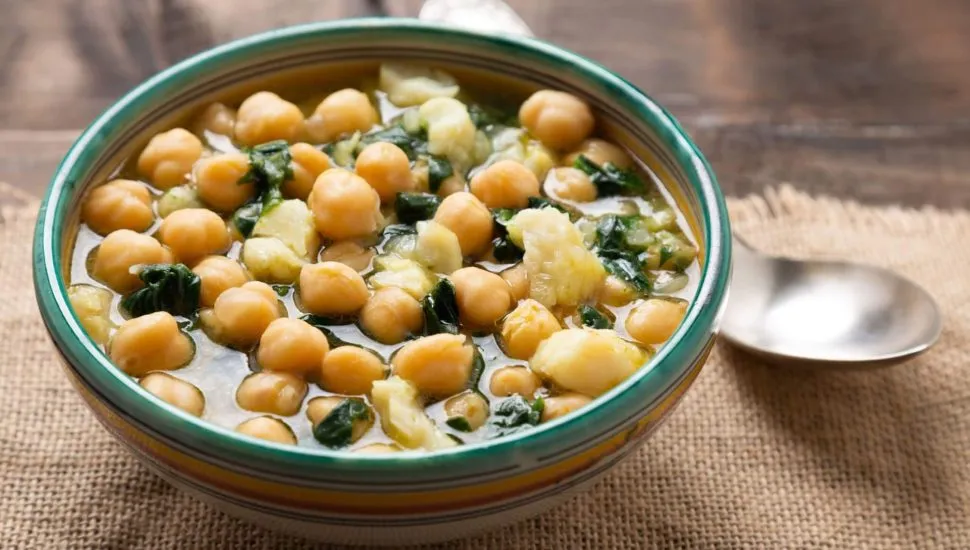 Grão-de-bico com espinafre e bacalhau (Imagem: asife | Shutterstock)