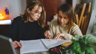 Estudar biologia exige estratégia, organização e compreensão dos processos (Imagem: Miljan Zivkovic | Shutterstock)