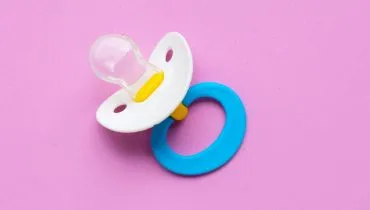 Chupeta “antiestresse” levanta questões relacionadas à saúde bucal (Imagem: Bowonpat Sakaew | Shutterstock)