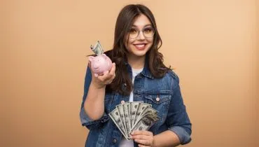 O início da vida profissional traz novas conquistas, mas também exige escolhas financeiras mais conscientes (Imagem: Max kegfire | Shutterstock)