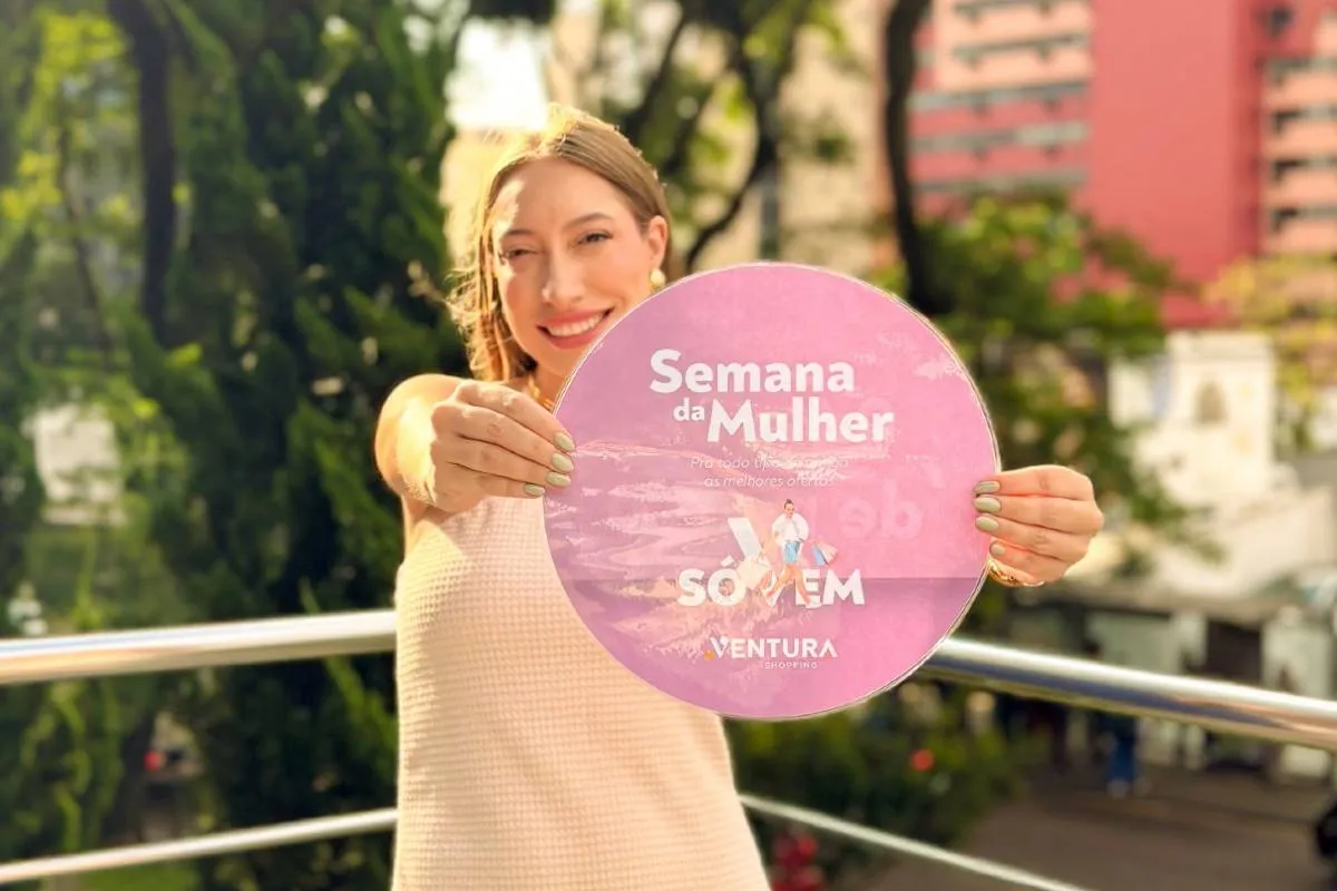 Imagem mostra uma mulher segurando uma placa.