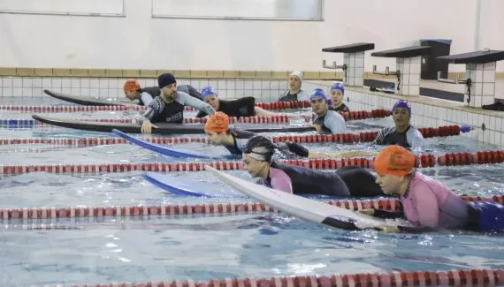 Curitiba oferece aulas de surfe indoor em piscina pública