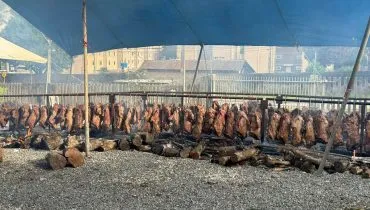 Paróquia na CIC celebra festa da Padroeira neste domingo com mais de uma tonelada de costela fogo de chão