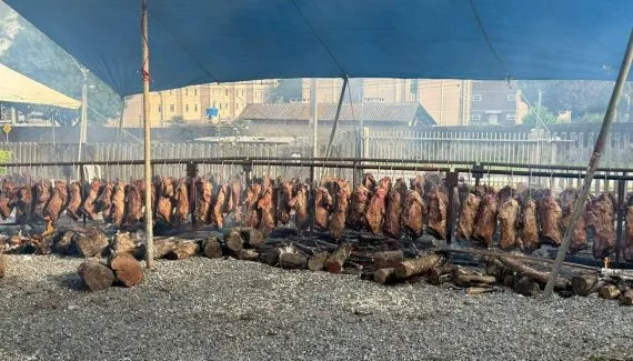 Festa de igreja em Curitiba terá mais de uma tonelada de costela fogo de chão
