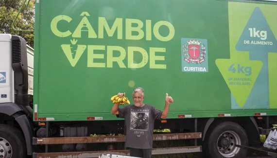 Curitiba oferece troca de recicláveis por alimentos em 13 bairros hoje