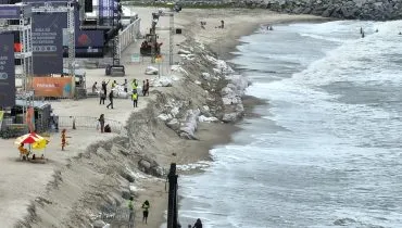 Ibama multa governo do Paraná por poluição no litoral causada por sacos plásticos cheios de areia