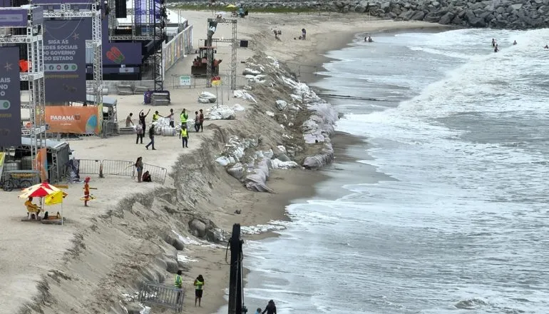 Ibama multa Governo do Paraná em R$ 2,5 milhões por sacos de areia no litoral