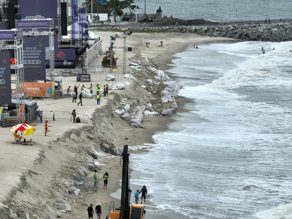 Ibama multa governo do Paraná por poluição no litoral causada por sacos plásticos cheios de areia